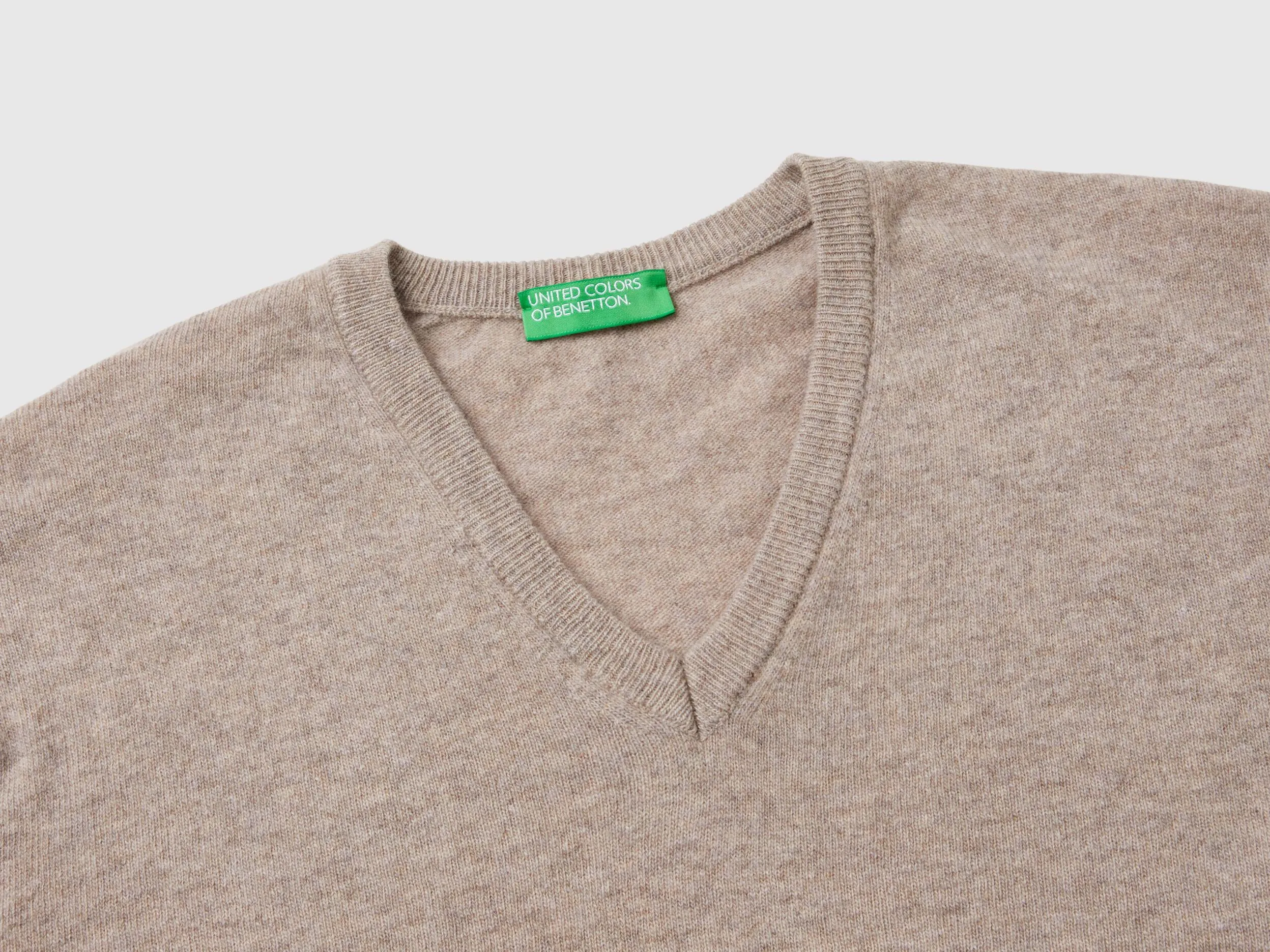 Dove gray V-neck sweater in pure Merino wool - Dove Gray | Benetton