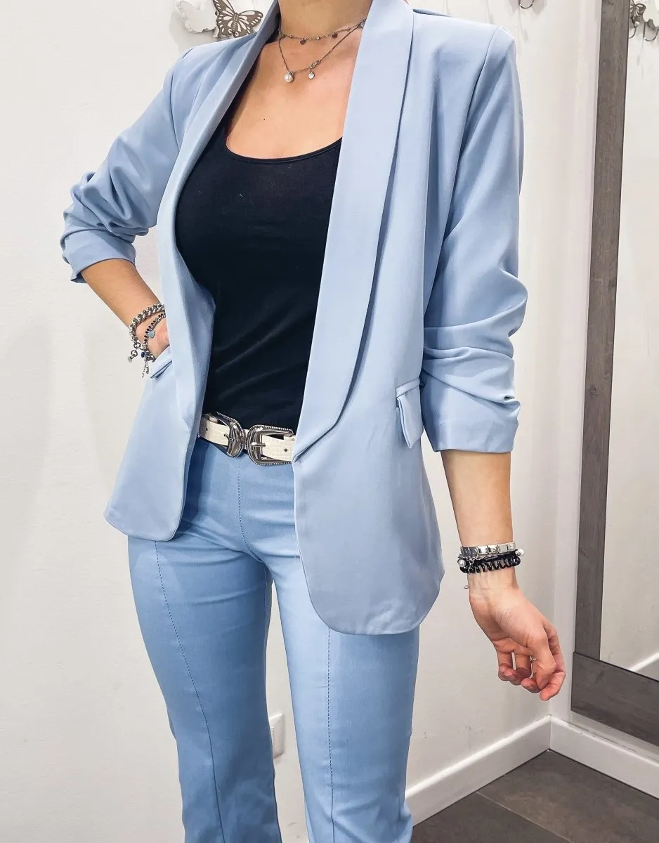 Giacca azzurra con manica drappeggiata