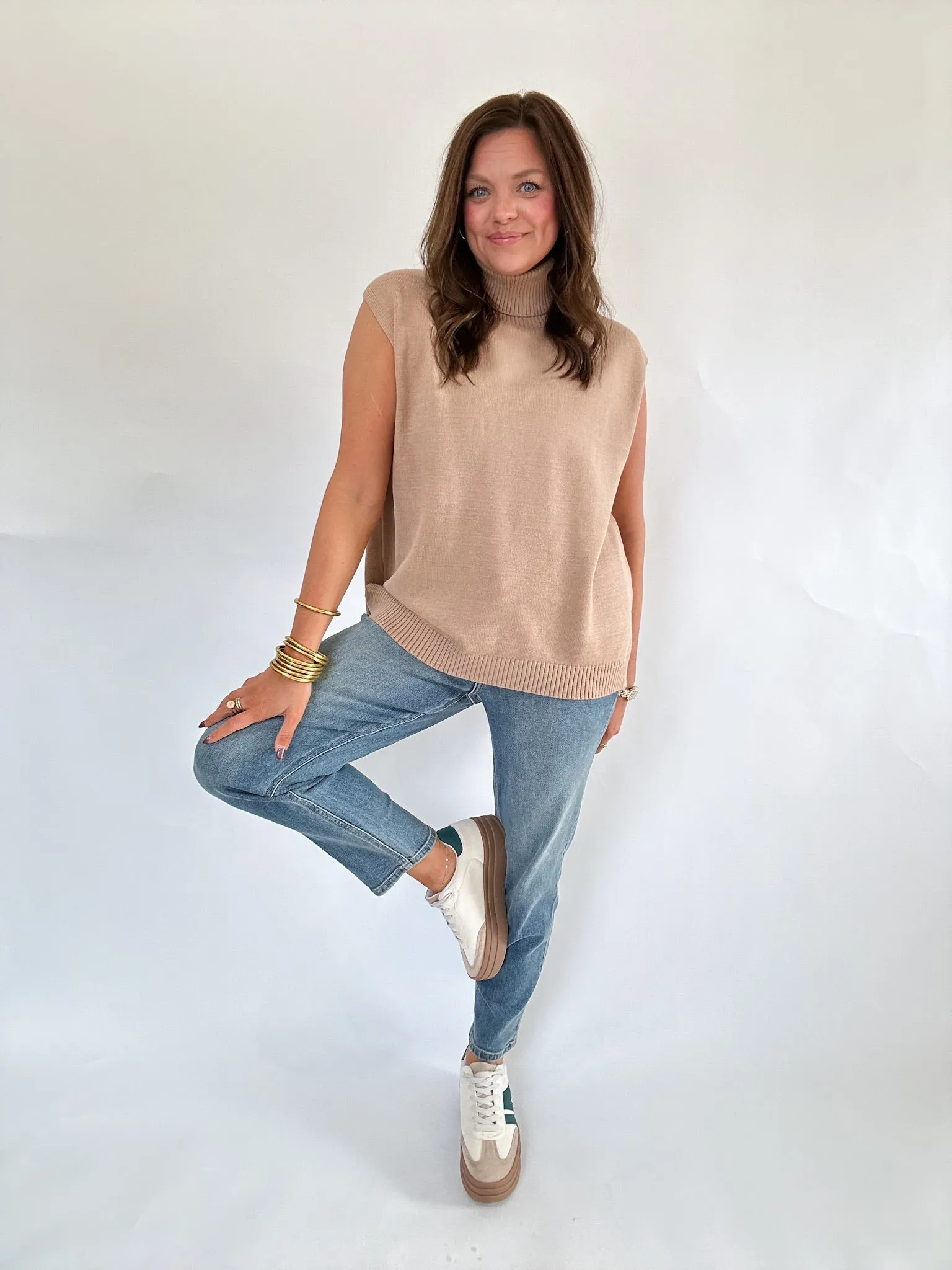       LATTE TURTLENECK SWEATER VEST    