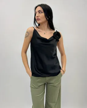 Top in raso con fiore